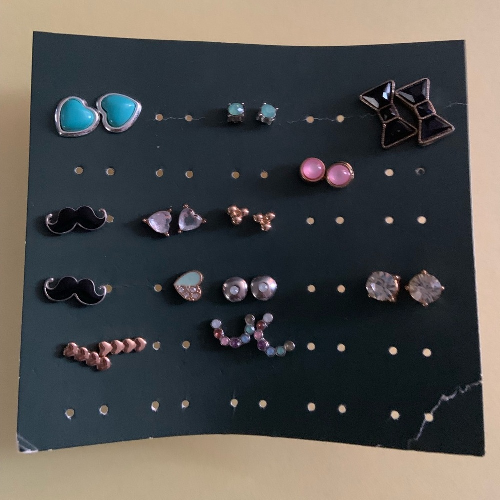 11 pairs of stud earings